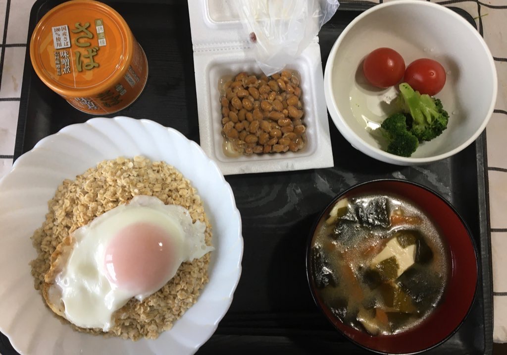 朝食の画像。オートミール、目玉焼き、納豆、鯖缶、サラダ、みそ汁。