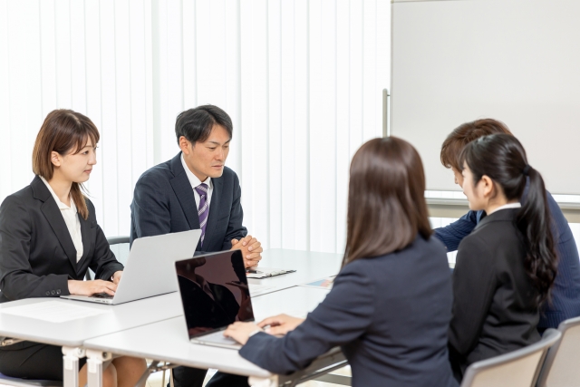 会議をする男女