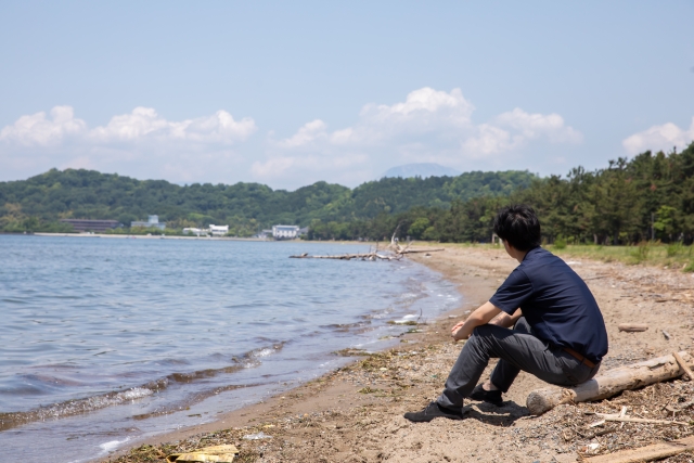 浜辺でたたずむ男性