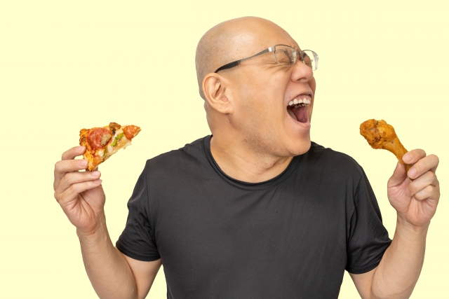 ピザを食べる男性