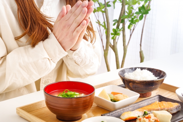 朝食を食べる女性